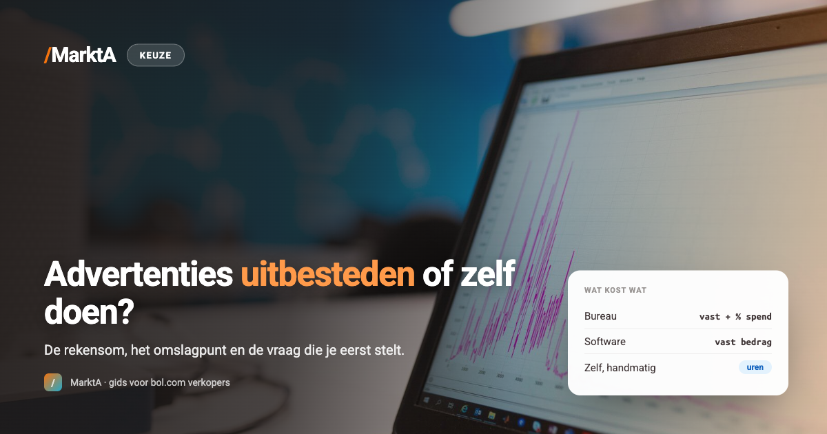 Twee wegwijzers op een kruispunt — advertenties uitbesteden of zelf doen