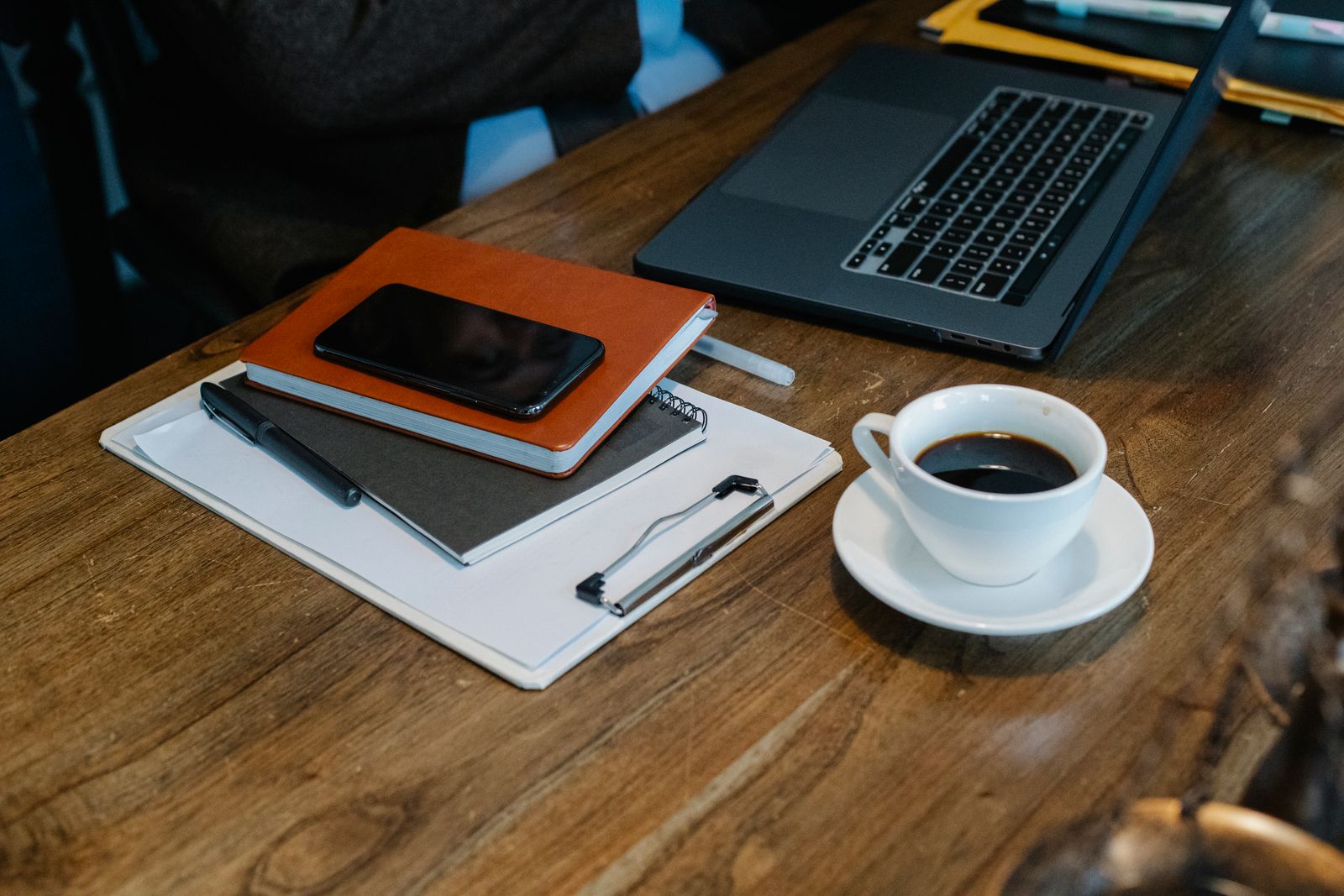 Overzichtelijk bureau met laptop en notitieblok — een bol.com repricer kiezen