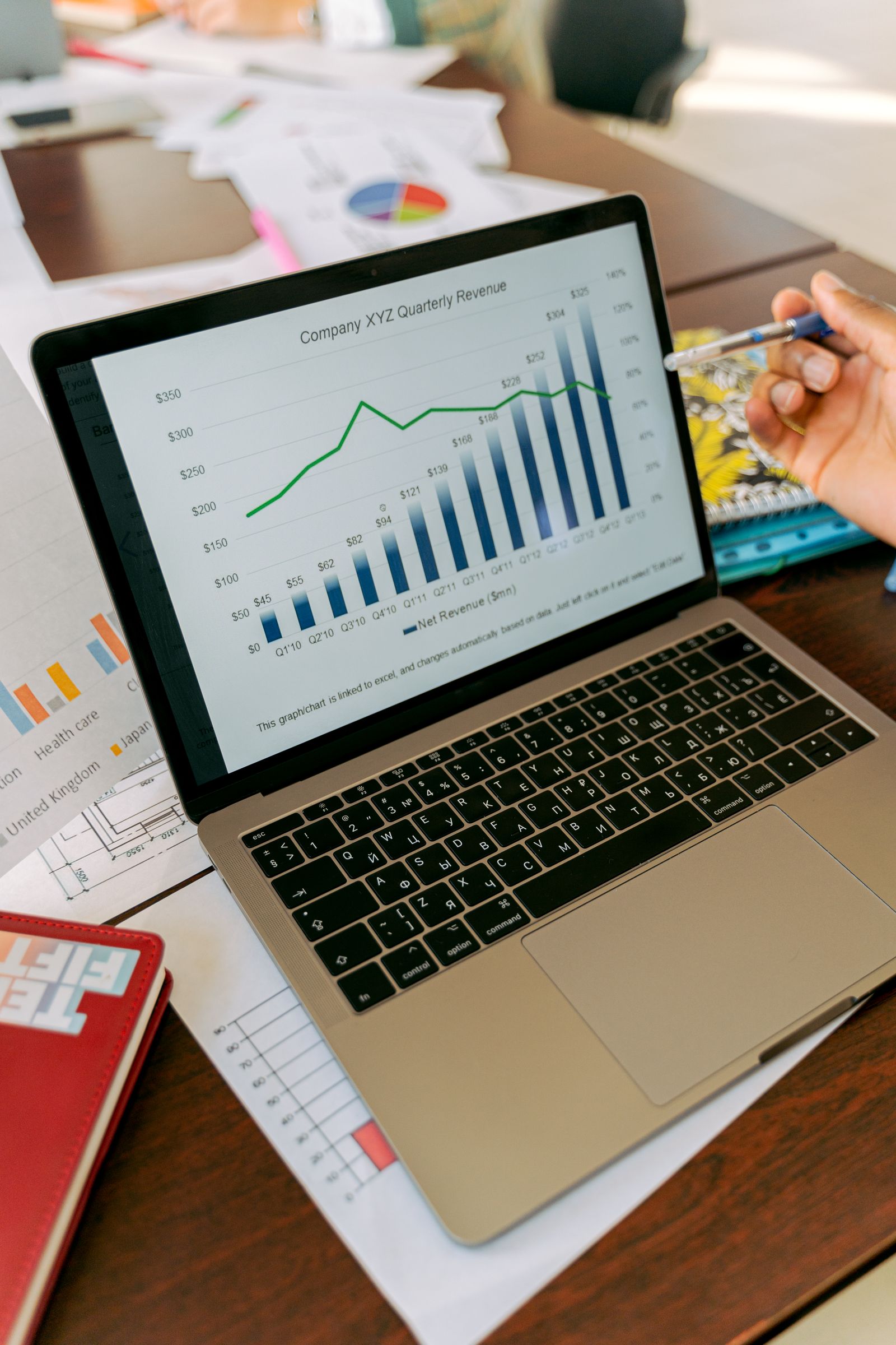 Laptop met analytics-grafieken — bol.com zoekvolume en zoekwoorden tracking